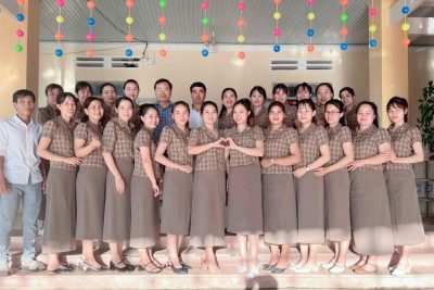 Ngày 27/9/2024 Trường Mầm non Thanh Bình đã lọng trọng tổ chức Hội Nghị Viên chức, Người Loa động năm học 2024-2025. Về dự với Hội nghị có Ông Nguyễn Tiến Thịnh – Phó Trưởng Phòng Giáo dục và Đào tạo, về phía chính quyền địa phương có Ông Lê Hồng An- Bí thư Đảng uỷ xã Ea SaSar. Hội nghị cũng đã được nghe Bà Dương Thị Doanh Hiệu trưởng nhà trường thông qua bản Báo cáo Tổng kết năm học 2023-2024 và bản phương hướng nhiệm vụ năm học 2024-2025. Hội nghị cũng được nghe những lời phát biểu chỉ đạo và ghi nhận những thành tích mà nhà trường đạt được trong những năm qua. Hội nghị đã được toàn thể Viên chức và Người lao động tham gia thảo luận sôi nỗi và thống nhất cao các chỉ tiêu, kế hoạch đề ra. Với đà khí thế ấy tin tưởng rằng trường MN Thanh Bình sẽ hoàn thành Xuất sắc nhiệm vụ năm học 2024-2025.