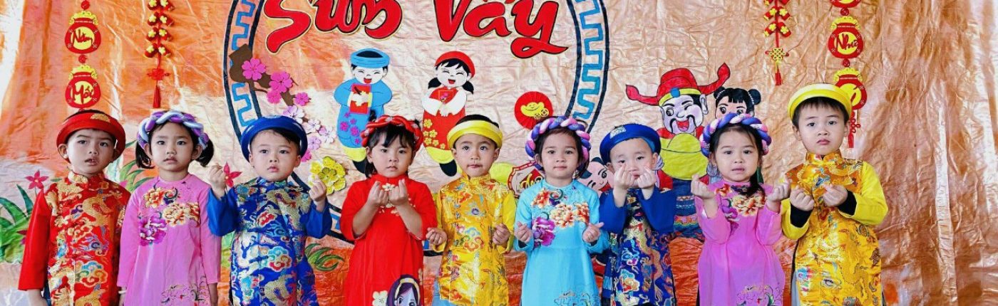 Các cháu học sinh lớp Chồi chụp hình Xuân 2024