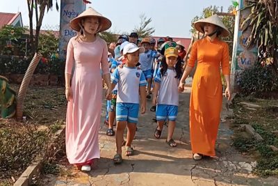 Hoạt động tham quan trường Tiểu học Trần Cao Vân